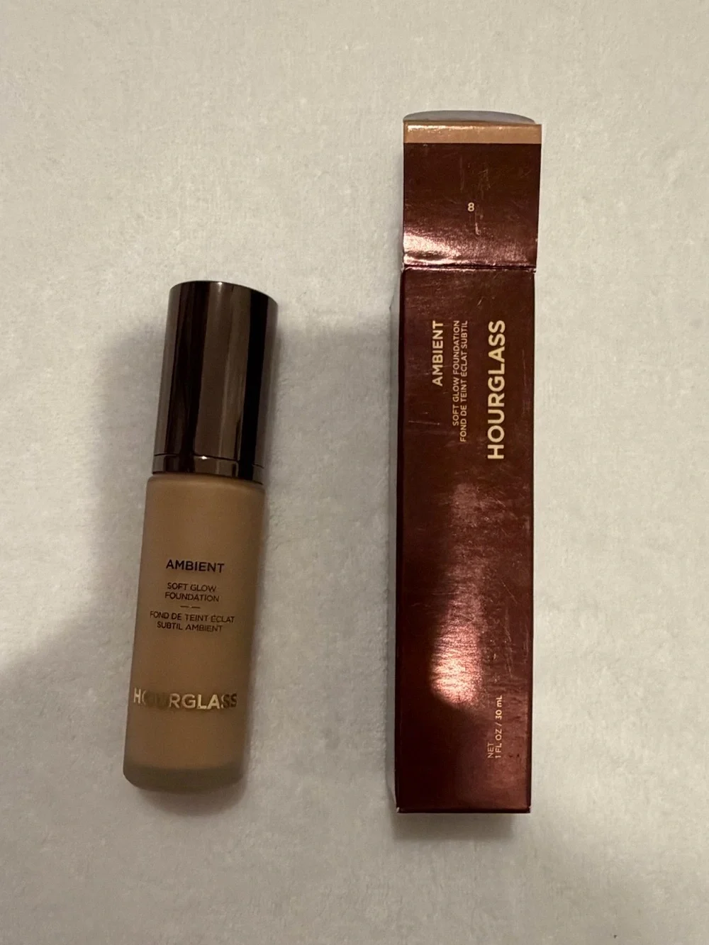 HOURGLASS COSMETICS - Ambient Soft Glow Foundation - Color 8 (light medium)